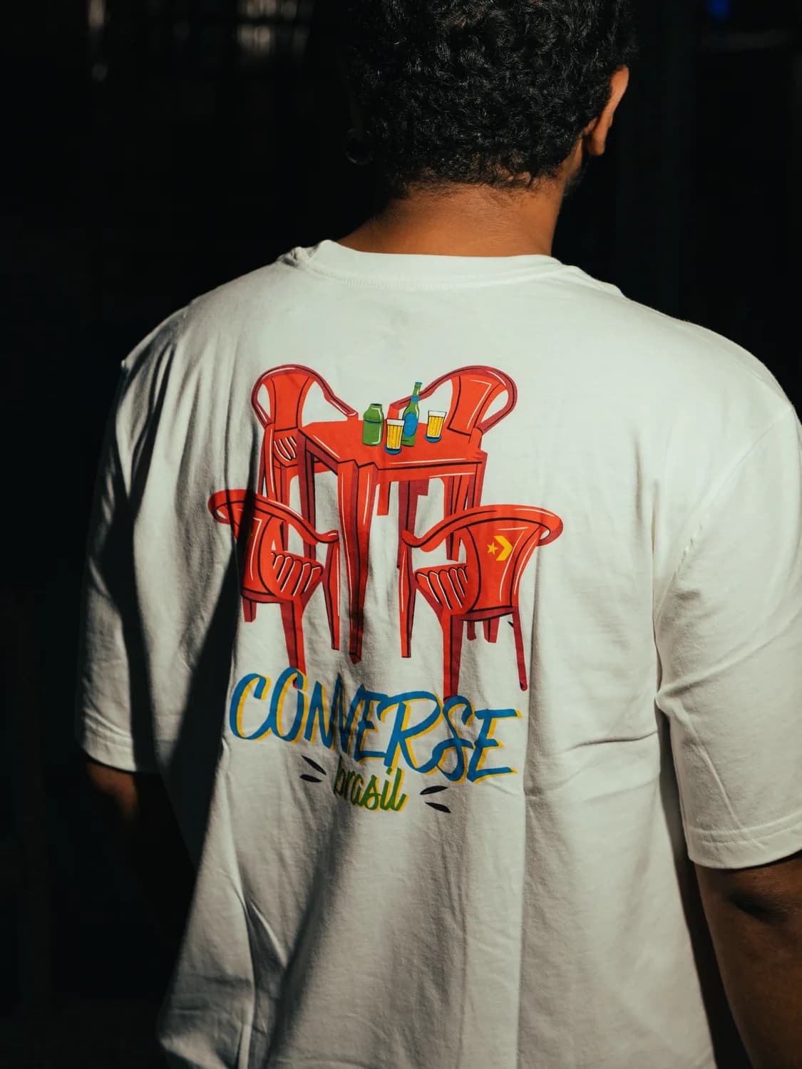 Camiseta Converse Brasil mesa de bar