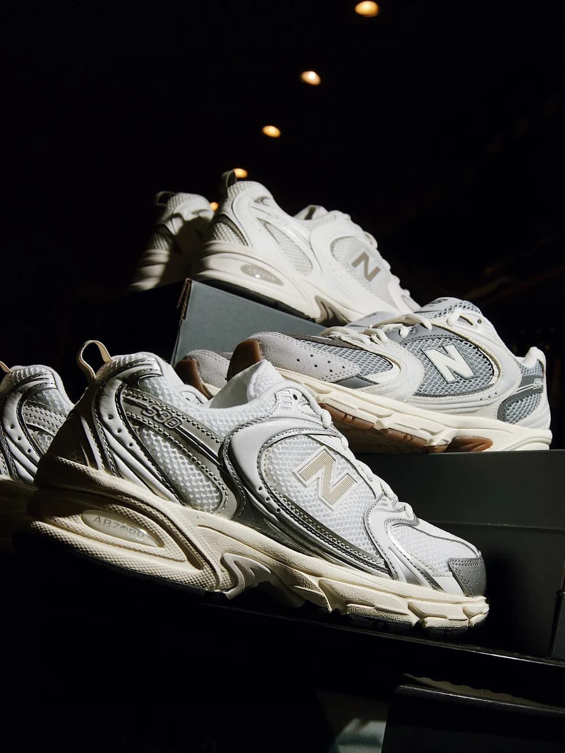 New Balance 530 branco e prata, ângulo 1 de 5