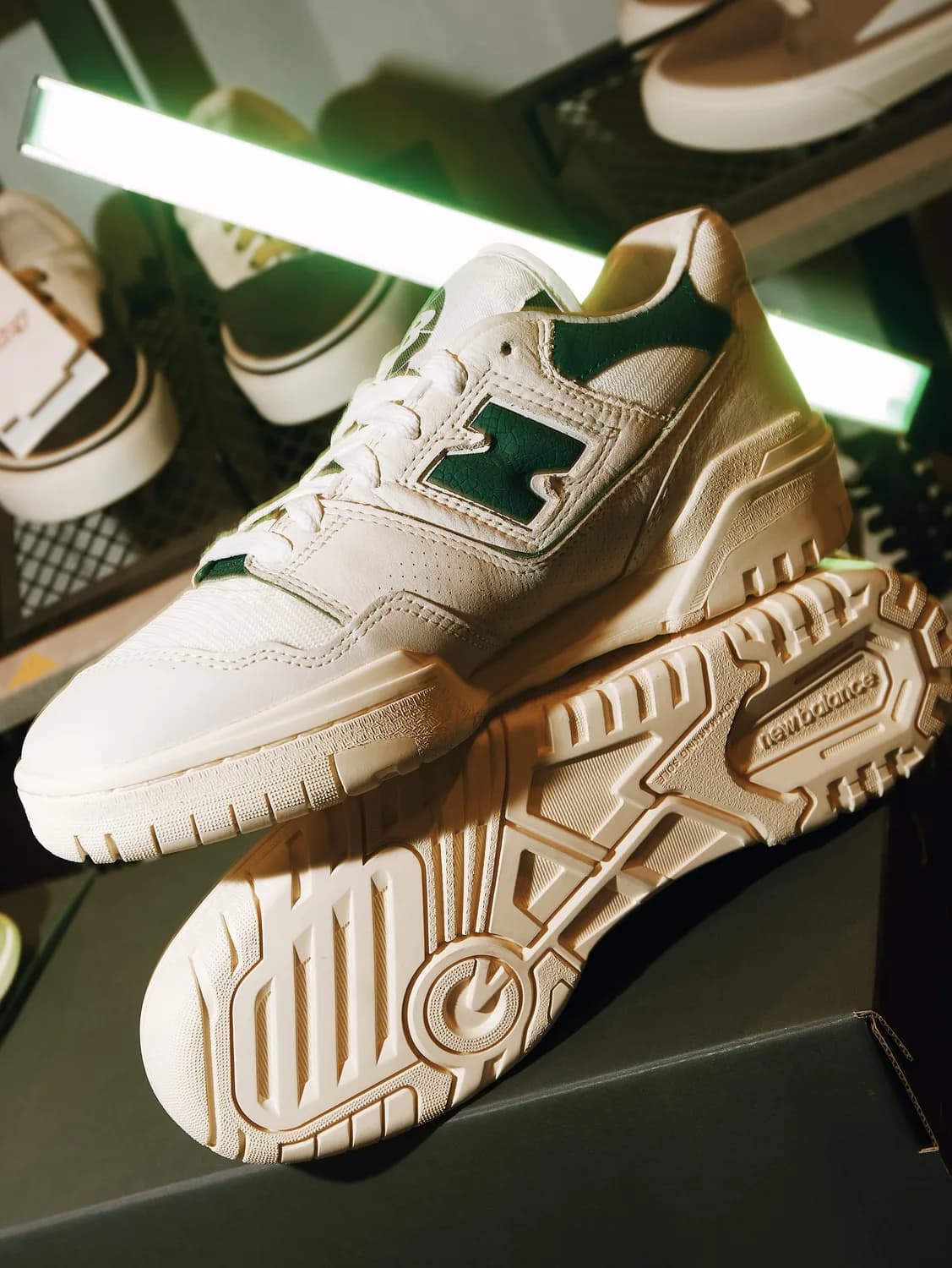 New Balance 550 branco e verde, ângulo 1 de 5