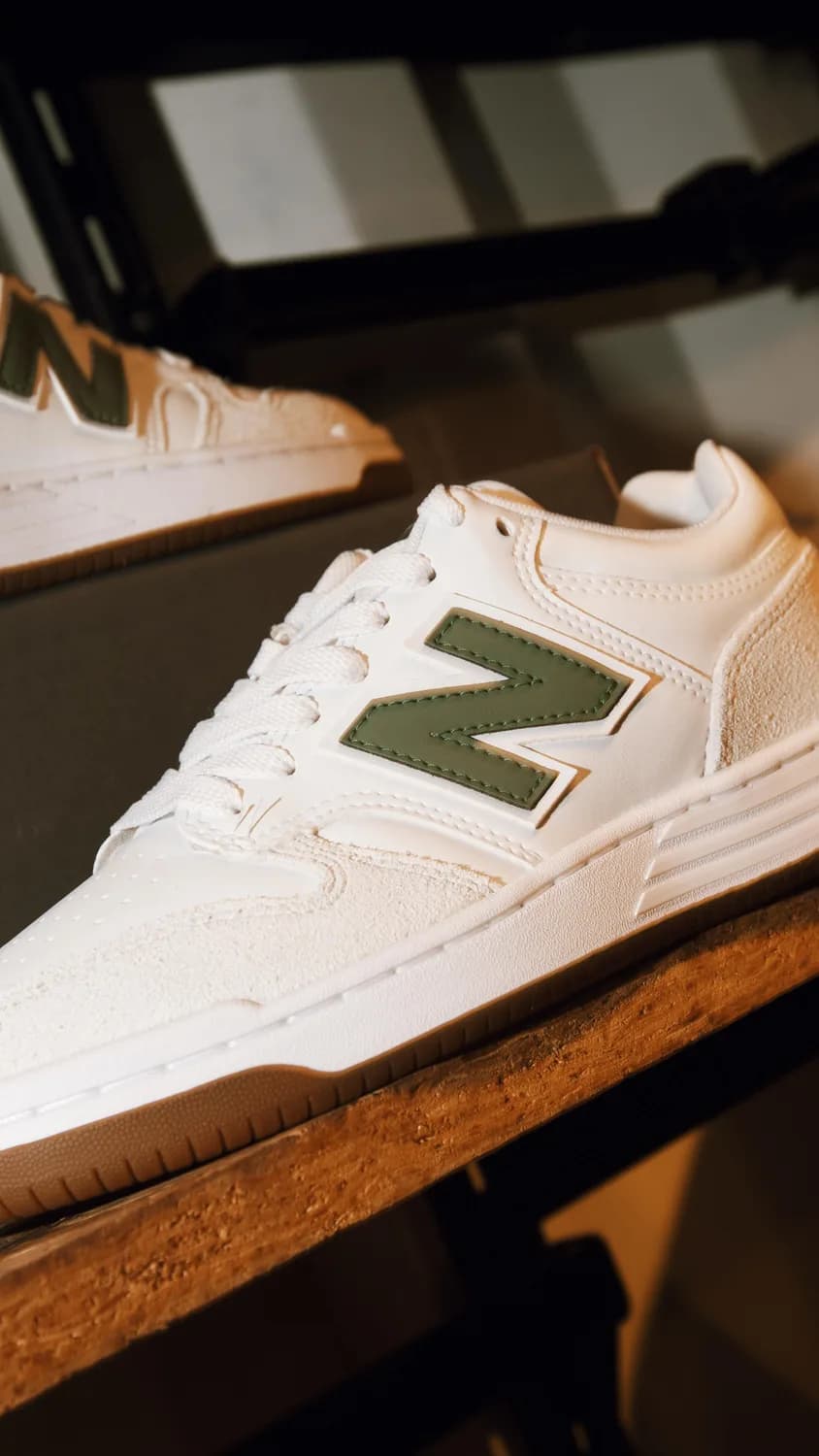Tênis New Balance branco e verde-musgo