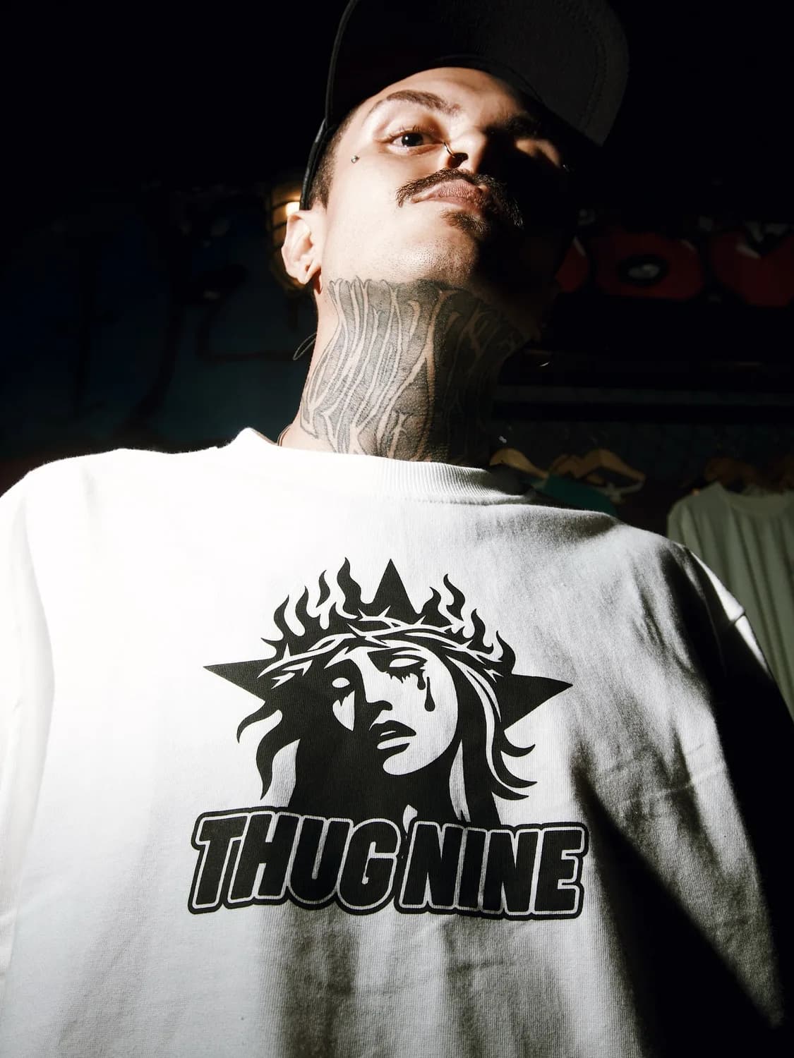Camiseta branca da Thug Nine com a Estátua da Liberdade em preto